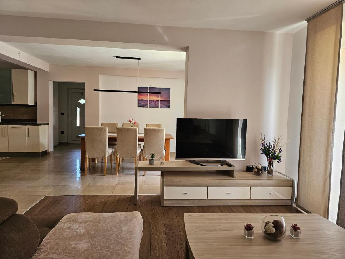 Apartment TaDe - Tag&Desire Funtana Buitenkant foto